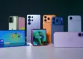 Berbagai jenis perangkat HP Android lipat dan candybar dari berbagai merk sejajar di atas meja