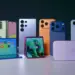 Berbagai jenis perangkat HP Android lipat dan candybar dari berbagai merk sejajar di atas meja