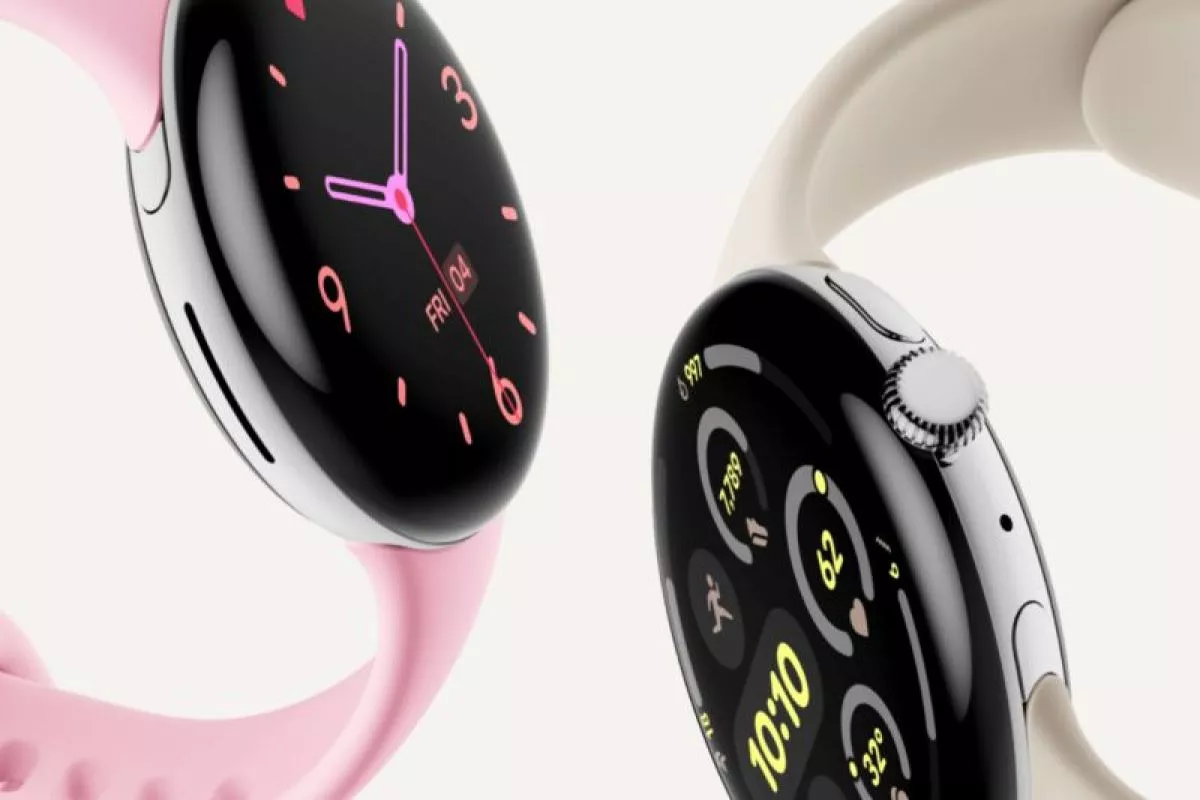 Dua varian jam tangan Google Pixel Watch 5 dengan layar melengkung premium berwarna hitam, strap merah muda dan krem.