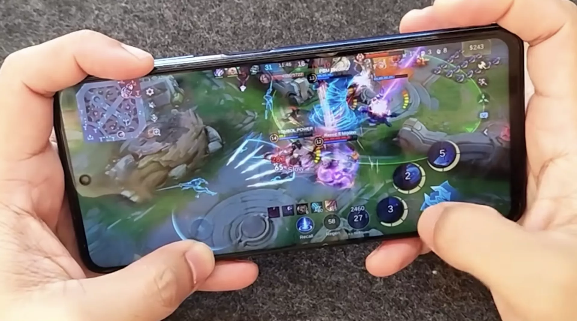 Tampilan dekat layar HP gaming 1 jutaan yang sedang menjalankan pertempuran sengit (war) di game Mobile Legends.