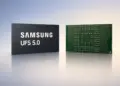 Bentuk fisik komponen memori internal Samsung UFS 5.0 tampak depan dengan logo resmi dan tampak belakang bagian pin konektor.