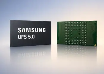 Bentuk fisik komponen memori internal Samsung UFS 5.0 tampak depan dengan logo resmi dan tampak belakang bagian pin konektor.