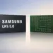 Bentuk fisik komponen memori internal Samsung UFS 5.0 tampak depan dengan logo resmi dan tampak belakang bagian pin konektor.