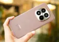 Bocoran desain Redmi Note 17 yang tampil premium dengan tekstur kulit mewah meski membawa kapasitas baterai besar.