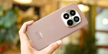 Bocoran desain Redmi Note 17 yang tampil premium dengan tekstur kulit mewah meski membawa kapasitas baterai besar.