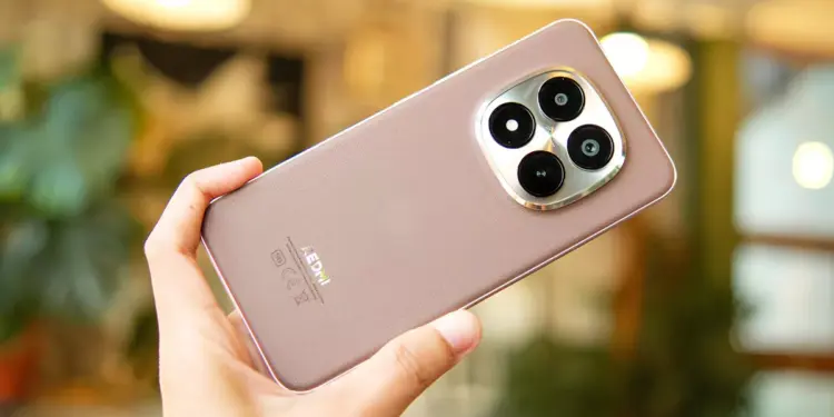 Bocoran desain Redmi Note 17 yang tampil premium dengan tekstur kulit mewah meski membawa kapasitas baterai besar.