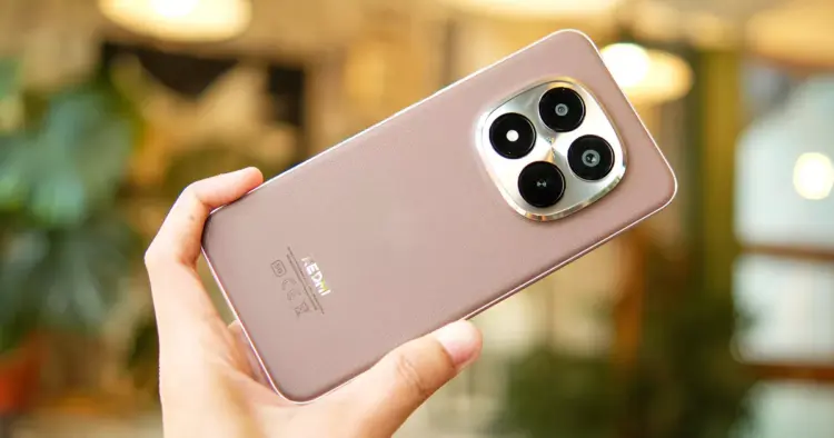 Bocoran desain Redmi Note 17 yang tampil premium dengan tekstur kulit mewah meski membawa kapasitas baterai besar.