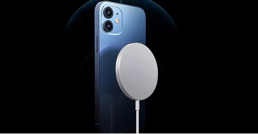 Charger MagSafe iPhone menempel sempurna di bagian belakang bodi iPhone biru.