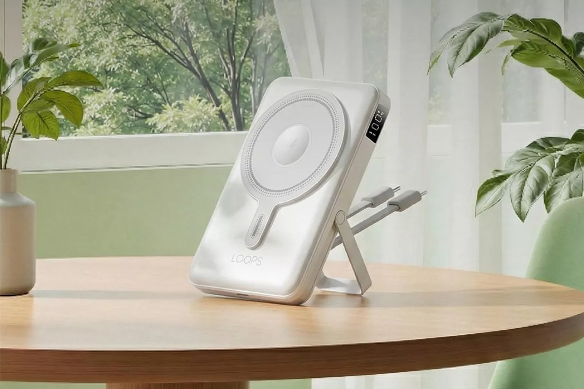 Desain praktis dengan kickstand terintegrasi membuat Powerbank Loops sangat ideal untuk mengisi daya sambil menonton video.