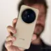 Seseorang sedang memegang Vivo X500 Pro Max varian warna gold, memperlihatkan detail modul kamera Zeiss T* secara langsung.