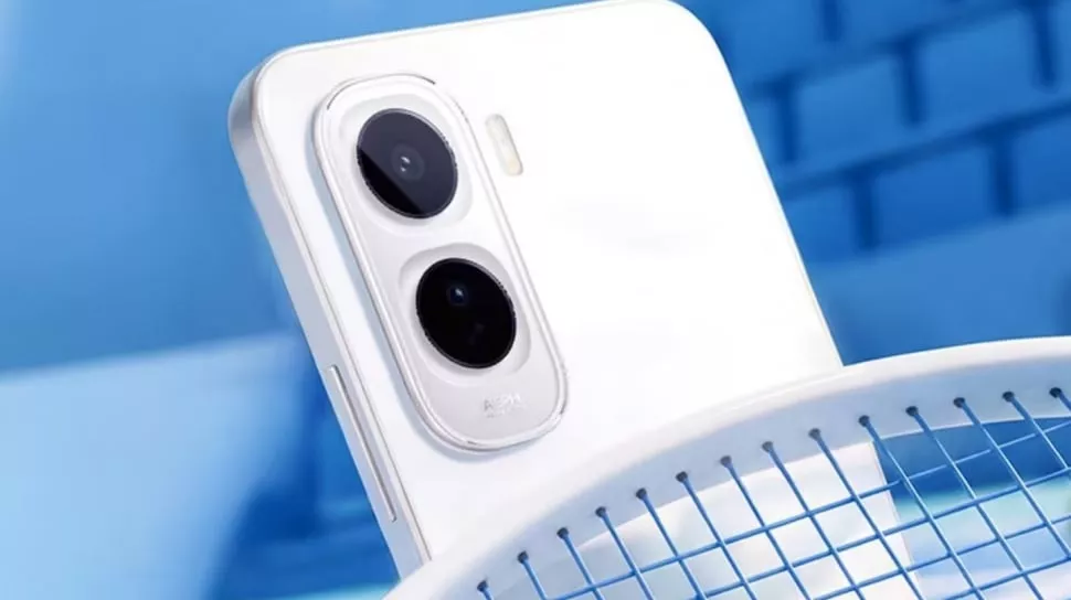 Tampilan dekat bodi belakang Vivo Y500 4G yang mengusung konsep 'Trendy Camera Design'.