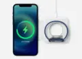 Pengisian daya cepat menggunakan charger MagSafe iPhone Duo bersama Apple Watch.
