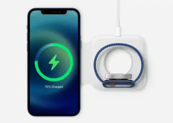Pengisian daya cepat menggunakan charger MagSafe iPhone Duo bersama Apple Watch.