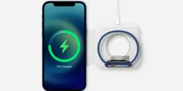 Pengisian daya cepat menggunakan charger MagSafe iPhone Duo bersama Apple Watch.