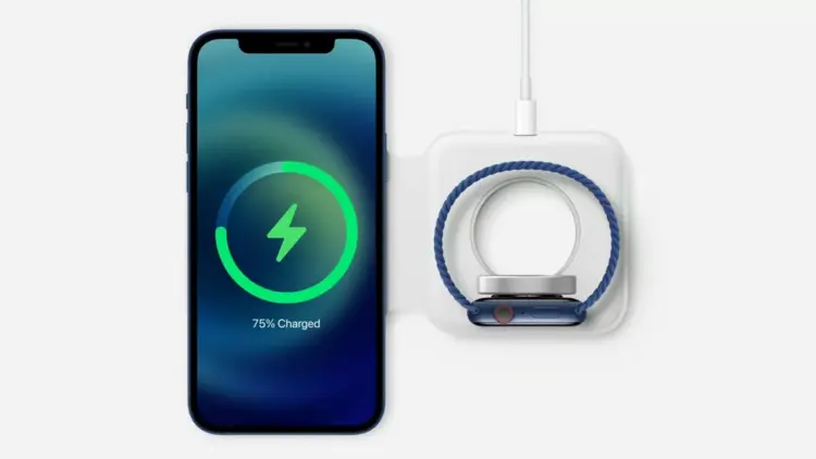 Pengisian daya cepat menggunakan charger MagSafe iPhone Duo bersama Apple Watch.