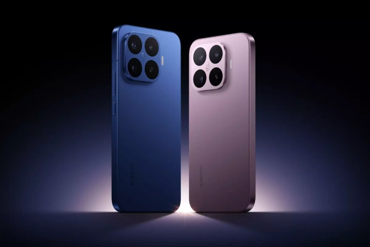 Dua unit HP Xiaomi 17T dalam varian warna biru tua dan merah muda keunguan berdiri berdampingan dengan efek pencahayaan studio.