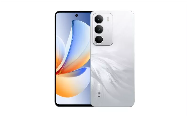 Desain elegan HP Realme berlayar punch-hole dan bodi belakang putih bermotif bulu halus.