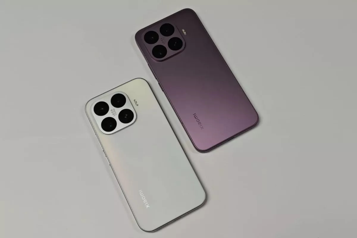 Dua unit HP Xiaomi 17T series berwarna putih gradasi dan ungu pastel diletakkan miring di atas permukaan putih.