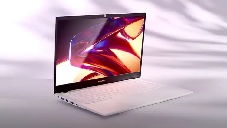 Laptop merk Advan berwarna putih dengan layar menyala terang menampilkan grafis warna-warni yang estetik.