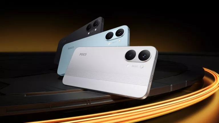 Tiga varian warna Poco X8 Pro hitam, biru muda, dan perak bergaris yang diletakkan miring di atas panggung bertema futuristik.