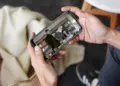 Pengguna smartphone sedang menikmati tayangan video drama dalam posisi landscape di perangkat HP layar berkualitas.