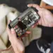 Pengguna smartphone sedang menikmati tayangan video drama dalam posisi landscape di perangkat HP layar berkualitas.