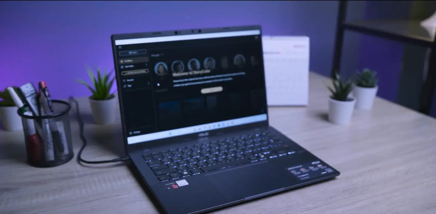 Laptop ASUS Vivobook 14 A1407QA bertenaga Snapdragon X ARM diletakkan di atas meja kerja
