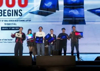 Jajaran Team ROG bersama Lenny Lin selaku Country Manager ASUS Indonesia saat peluncuran resmi laptop dual-screen ASUS ROG Zephyrus Duo GX651 di Jakarta.