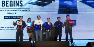 Jajaran Team ROG bersama Lenny Lin selaku Country Manager ASUS Indonesia saat peluncuran resmi laptop dual-screen ASUS ROG Zephyrus Duo GX651 di Jakarta.