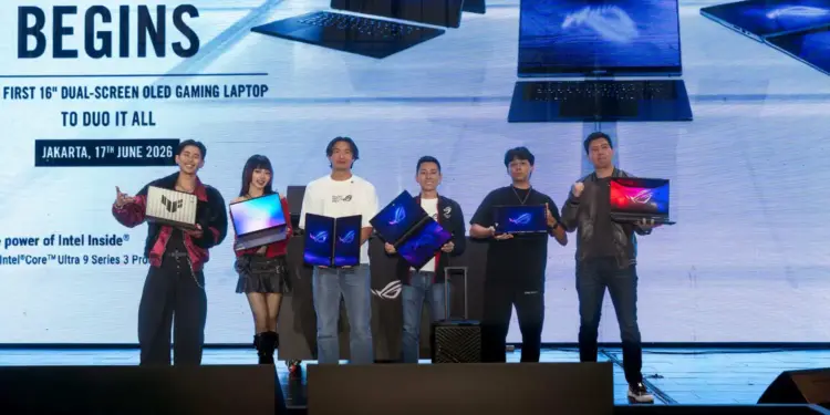 Jajaran Team ROG bersama Lenny Lin selaku Country Manager ASUS Indonesia saat peluncuran resmi laptop dual-screen ASUS ROG Zephyrus Duo GX651 di Jakarta.