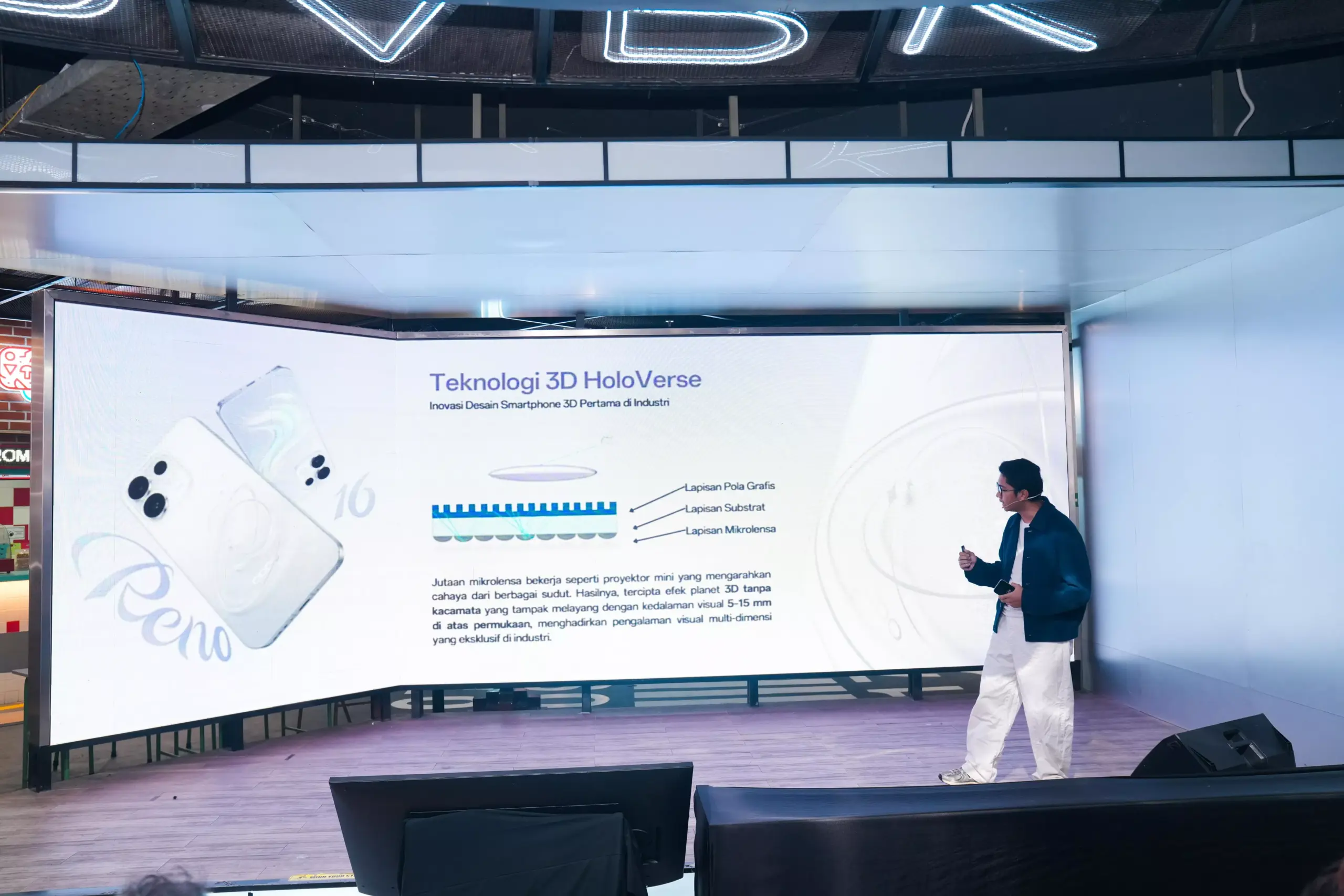 Presentasi panggung peluncuran mengenai teknologi 3D HoloVerse pada OPPO Reno16 Series