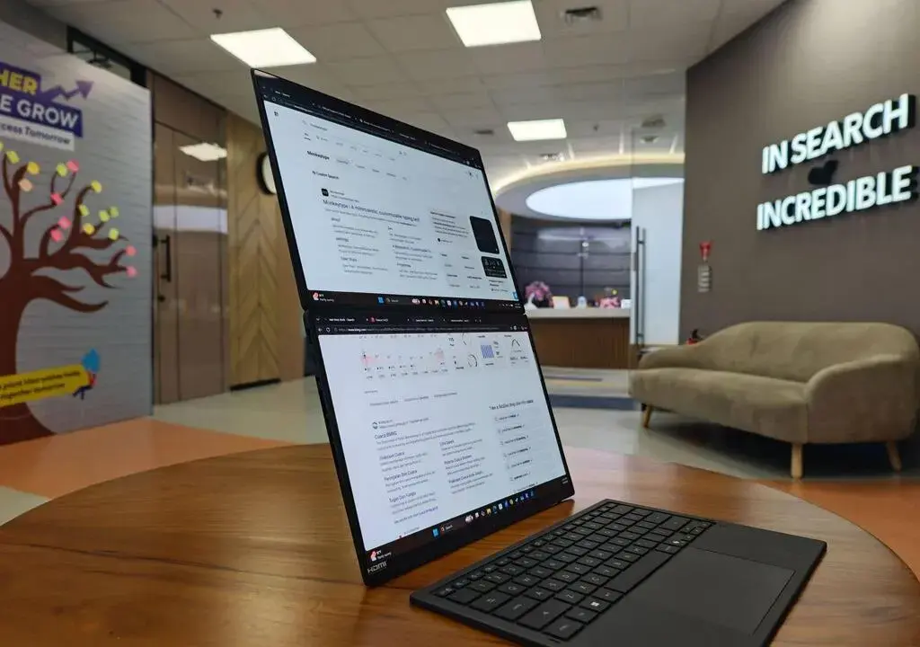 Konstruksi bodi tipis berbahan Ceraluminum warna Moher Gray pada laptop ASUS Zenbook DUO 2026 dengan engsel yang lebih rapat.