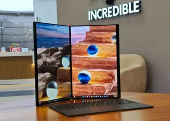 Tampilan penuh laptop ASUS Zenbook DUO 2026 dalam mode dua layar aktif menggunakan penopang kickstand terintegrasi.