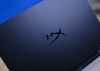 Penampakan fisik laptop gaming HyperX Omen 15 saat dibuka, menampilkan layar 15.3 inci yang jernih dan area keyboard deck yang solid.