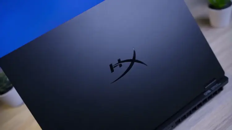 Penampakan fisik laptop gaming HyperX Omen 15 saat dibuka, menampilkan layar 15.3 inci yang jernih dan area keyboard deck yang solid.