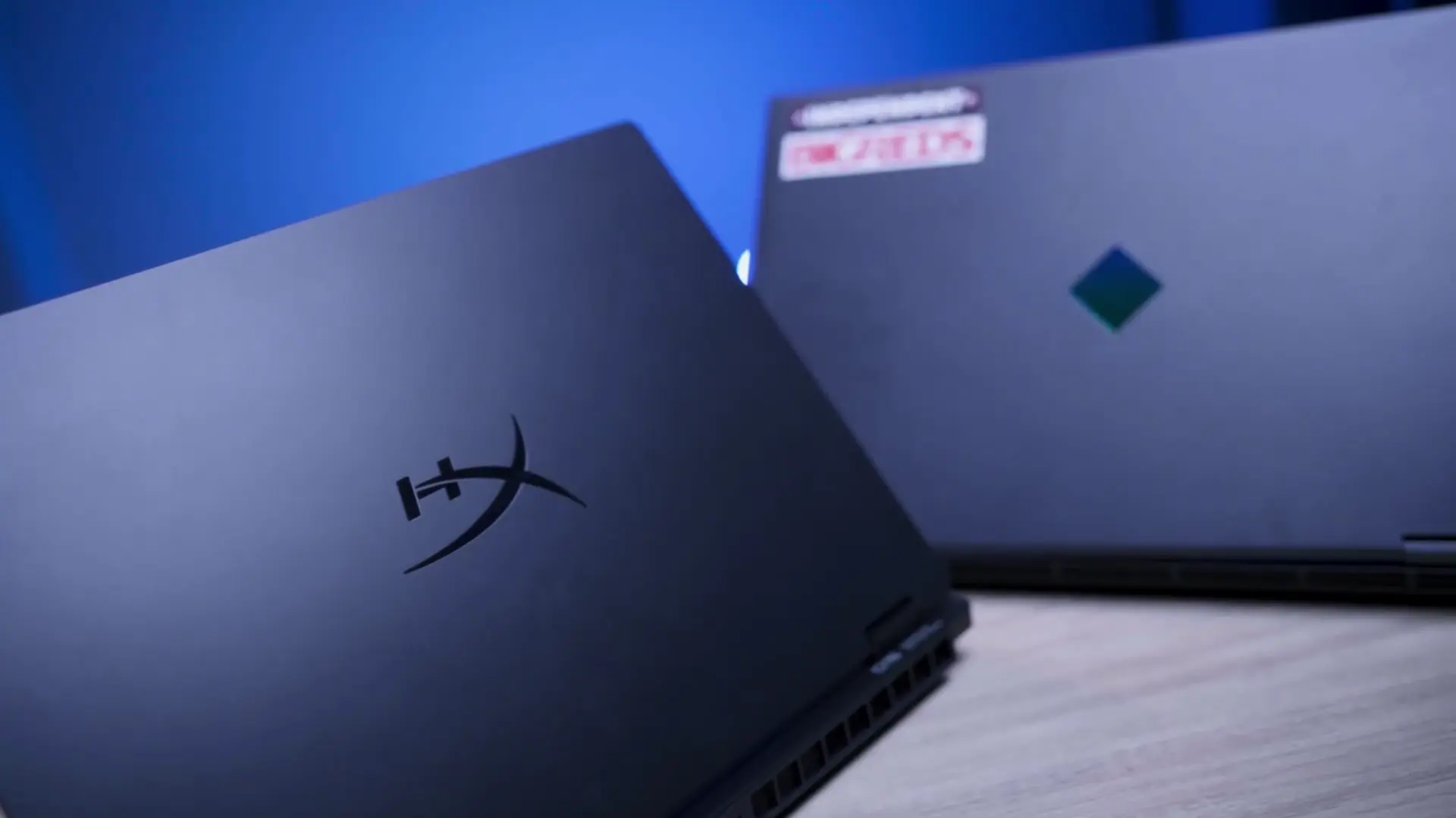 Detail lubang pembuangan udara atau exhaust belakang pada bodi laptop gaming HyperX Omen 15 yang dirancang menjorok ke belakang.