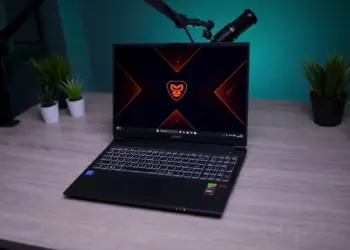 Tampilan fisik sisi depan laptop gaming Axioo Pongo 755 AMD dengan layar 16 inci rasio 16:10 yang menampilkan visual jernih.