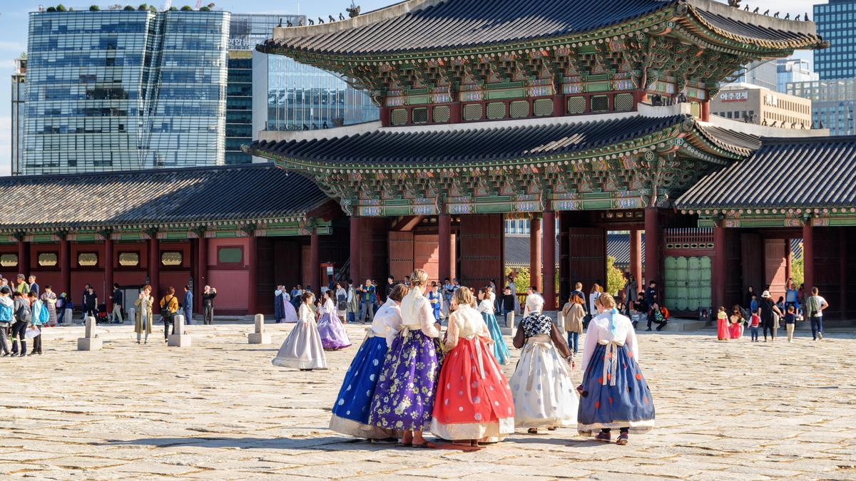 Wisatawan mengenakan pakaian tradisional Hanbok di istana bersejarah Korea Selatan dalam program giveaway Samsung.