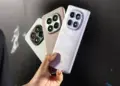 Seseorang sedang memegang tiga unit HP Redmi 2 jutaan varian warna berbeda yang menampilkan desain modul kamera belakang berbentuk lingkaran besar.