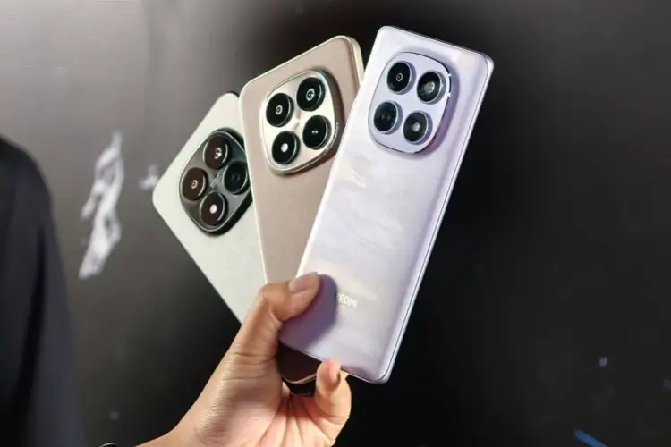 Seseorang sedang memegang tiga unit HP Redmi 2 jutaan varian warna berbeda yang menampilkan desain modul kamera belakang berbentuk lingkaran besar.