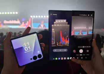 Pengalaman mengabadikan momen menggunakan ponsel layar lipat Samsung di tengah keramaian acara hiburan.