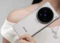 HP flagship Vivo dengan modul kamera bulat besar yang dilengkapi sensor kamera HP canggih berlabel Zeiss.