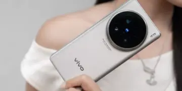 HP flagship Vivo dengan modul kamera bulat besar yang dilengkapi sensor kamera HP canggih berlabel Zeiss.