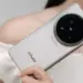 HP flagship Vivo dengan modul kamera bulat besar yang dilengkapi sensor kamera HP canggih berlabel Zeiss.