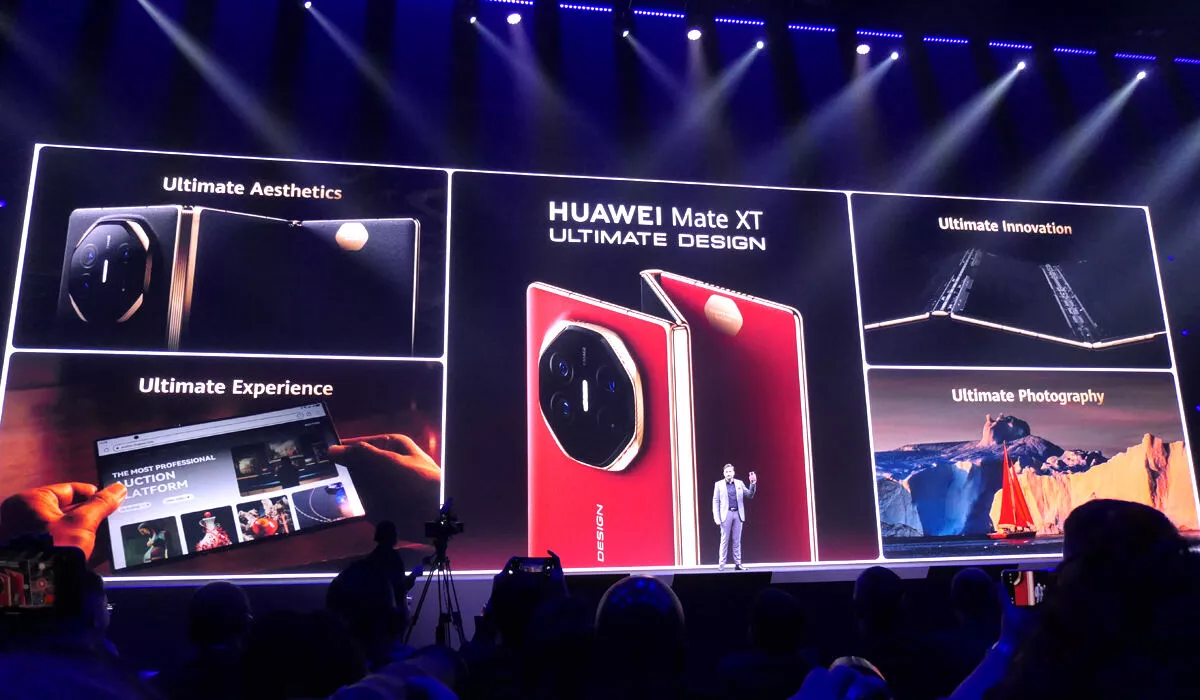 Sesi presentasi panggung menunjukkan spesifikasi dan desain Huawei Mate XT Ultimate Design