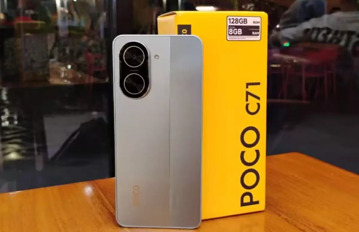 POCO C71 warna silver bersanding dengan kotaknya, rekomendasi HP internal 128GB di bawah 2 juta.