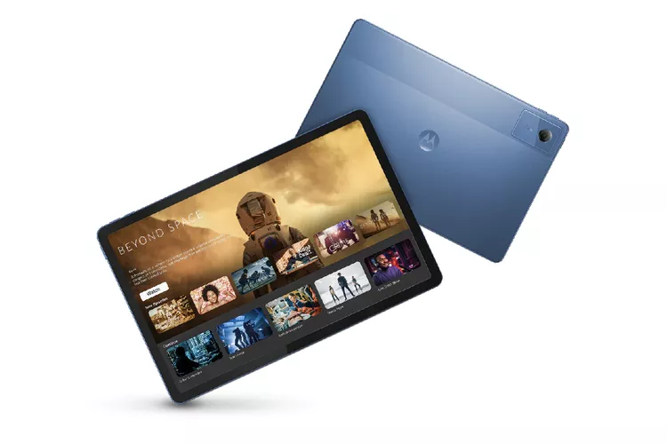 Gambar depan dan belakang tablet mid-range Motorola berwarna biru. Layar tablet menampilkan antarmuka layanan streaming video. Di bagian belakang, terdapat logo Motorola dan modul kamera tunggal.