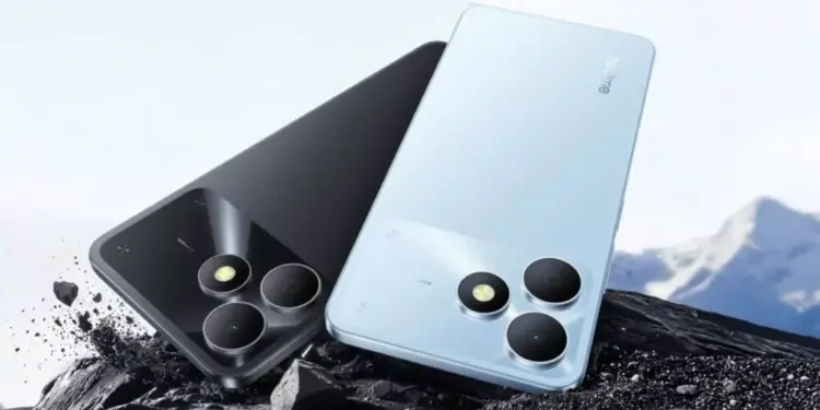 Tampilan bodi belakang HP realme terbaru warna hitam dan biru muda tergeletak di atas bebatuan.