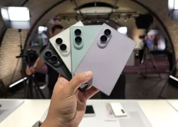 Seseorang memegang beberapa varian warna Galaxy Z Fold8 Ultra secara bersamaan