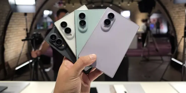 Seseorang memegang beberapa varian warna Galaxy Z Fold8 Ultra secara bersamaan